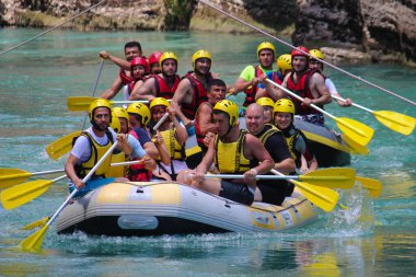 Nehirde kayak yapan bilinmeyen bir grup genç. 