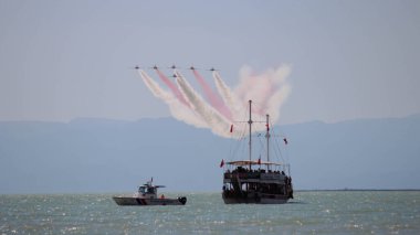 Gemi denizde yelken açıyor..