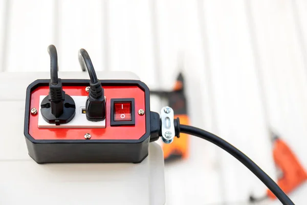 ハンドツールで使用するためのオンオフスイッチ付きの赤いトレーラープラグ2ソケットのクローズアップ — ストック写真