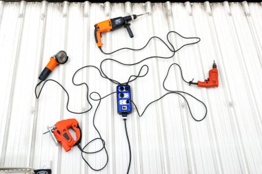 Çatıdaki karavan prizine takılan teknisyenler için yakın çekim elektrikli ekipman grubu..