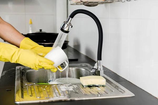 Menschenhände Gelben Gummihandschuhen Beim Waschen Einer Kaffeetasse Aus Keramik Der — Stockfoto