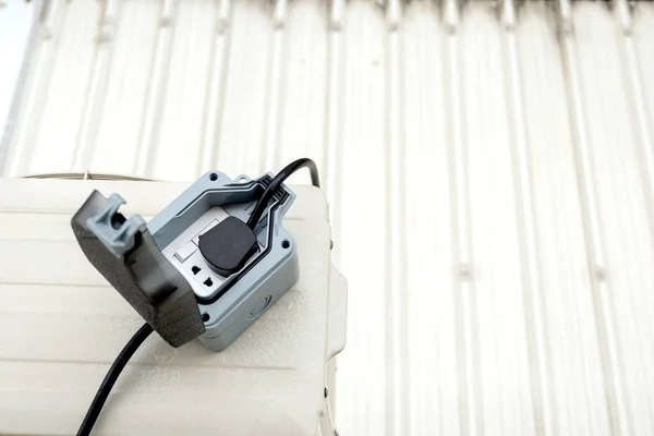 ハンドツールと使用するためのオンオフスイッチ付き防水ボックスのトレーラープラグ — ストック写真