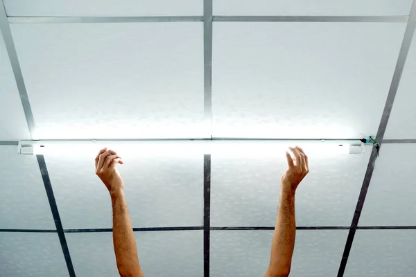 Крупный План Руки Мужчины Устанавливающего Длинную Светодиодную Лампочку Потолке — стоковое фото