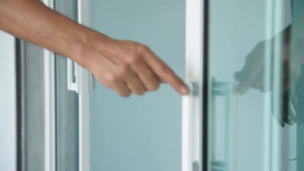 Närbild Mannens Hand Stänga Glasdörr — Stockvideo