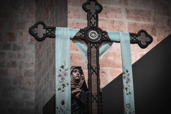 Arrodillado virgen delante de la cruz afligida — Foto de Stock