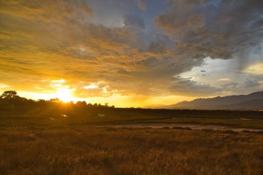 Carpinteria 'da gün batımında şimşek fırtınası