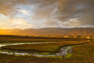 Carpinteria 'da gün batımında şimşek fırtınası