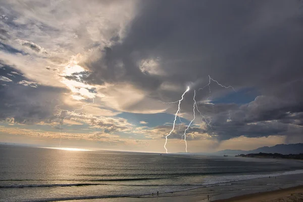 Nubes Tormenta Sobre Carpinteria California —  Fotos de Stock