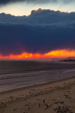 Carpinteria California üzerinde fırtına bulutları