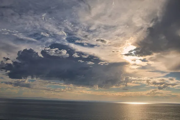 Carpinteria California üzerinde fırtına bulutları