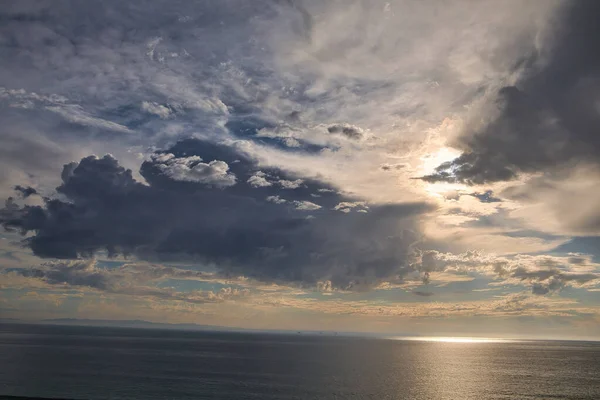 Carpinteria California üzerinde fırtına bulutları