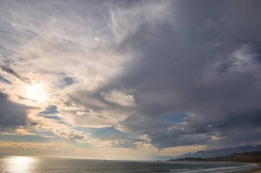 Carpinteria California üzerinde fırtına bulutları