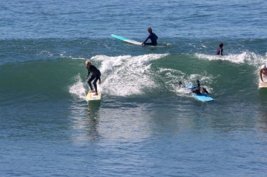 San Diego 'da Swamis' te sörf.