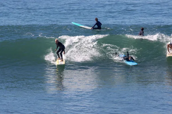 San Diego 'da Swamis' te sörf.