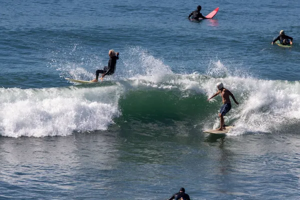 サンディエゴのスワミでサーフィン — ストック写真