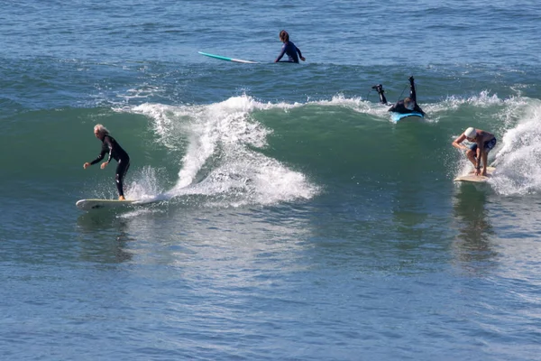 Surfing Bagnach San Diego — Zdjęcie stockowe