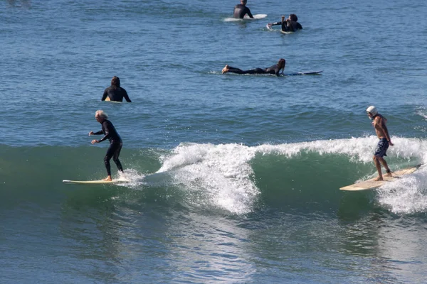 Серфинг Swamis Сан Диего — стоковое фото