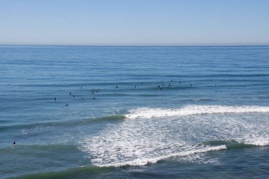 San Diego 'da Swamis' te sörf.