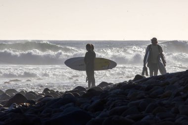 Kaliforniya 'nın Rincon noktasında kış dalgalarında sörf yapmak, 03-02-2022