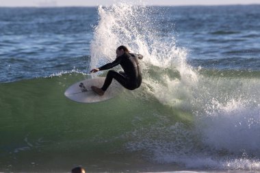 Kaliforniya 'nın Rincon noktasında kış dalgalarında sörf yapmak, 03-02-2022