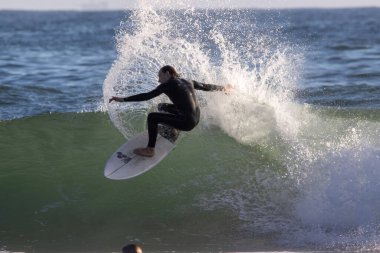 Kaliforniya 'nın Rincon noktasında kış dalgalarında sörf yapmak, 03-02-2022