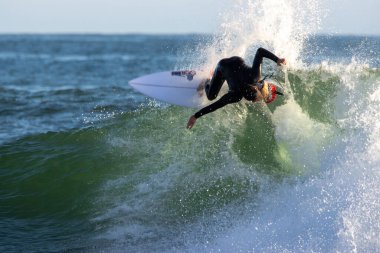 Kaliforniya 'nın Rincon noktasında kış dalgalarında sörf yapmak, 03-02-2022