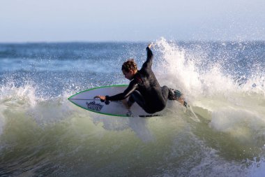 Kaliforniya 'nın Rincon noktasında kış dalgalarında sörf yapmak, 03-02-2022