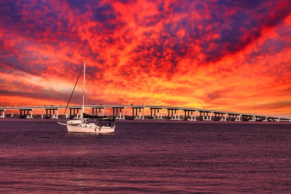 Eau Gallie Florida 'da güneşli bir kış gününün tadını çıkarıyorum.
