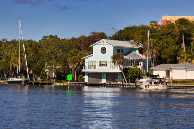 Eau Gallie Florida 'da güneşli bir kış gününün tadını çıkarıyorum.