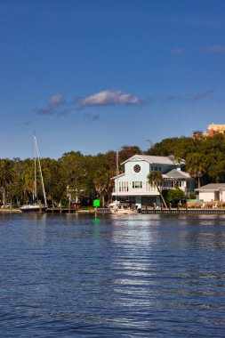 Eau Gallie Florida 'da güneşli bir kış gününün tadını çıkarıyorum.