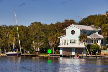 Eau Gallie Florida 'da güneşli bir kış gününün tadını çıkarıyorum.