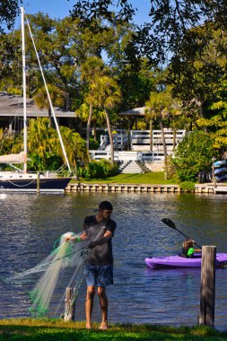 Eau Gallie Florida 'da güneşli bir kış gününün tadını çıkarıyorum.