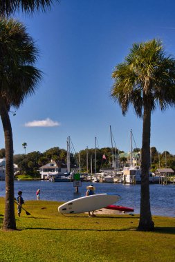 Eau Gallie Florida 'da güneşli bir kış gününün tadını çıkarıyorum.