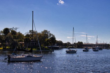 Eau Gallie Florida 'da güneşli bir kış gününün tadını çıkarıyorum.