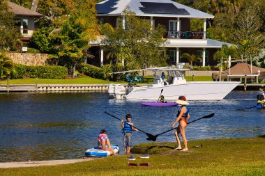 Eau Gallie Florida 'da güneşli bir kış gününün tadını çıkarıyorum.