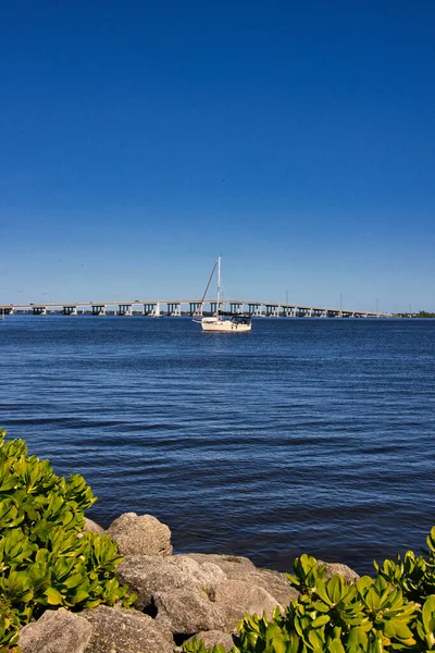 Desfrutando Dia Ensolarado Inverno Pela Água Eau Gallie Florida — Fotografia de Stock