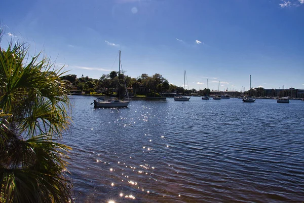 ギャリー フロリダの水で晴れた冬の日を楽しむ — ストック写真