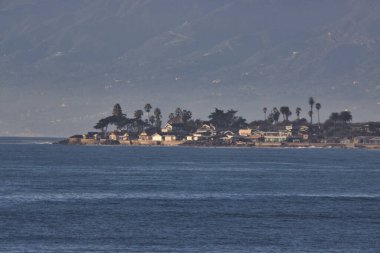 Ventura California 'daki Old Coast Otoyolu' nda sörf.