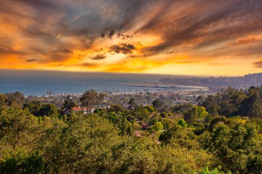 Dağlardan Santa Barbara 'nın manzarası