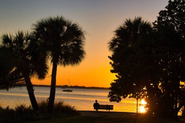 Indialantic Florida 'daki Hint Nehri' nin iç kesimlerine bakıyor.