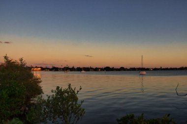 Indialantic Florida 'daki Hint Nehri' nin iç kesimlerine bakıyor.