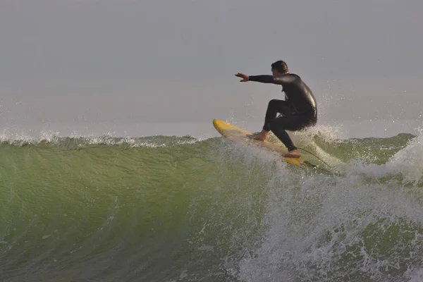 Kaliforniya Nın Rincon Noktasında Kış Dalgalarında Sörf Yapmak — Stok fotoğraf