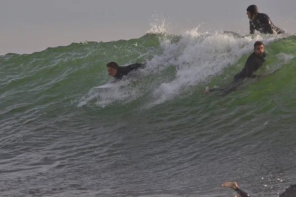 Surfing Fale Zimowe Punkcie Rincon Kalifornii — Zdjęcie stockowe