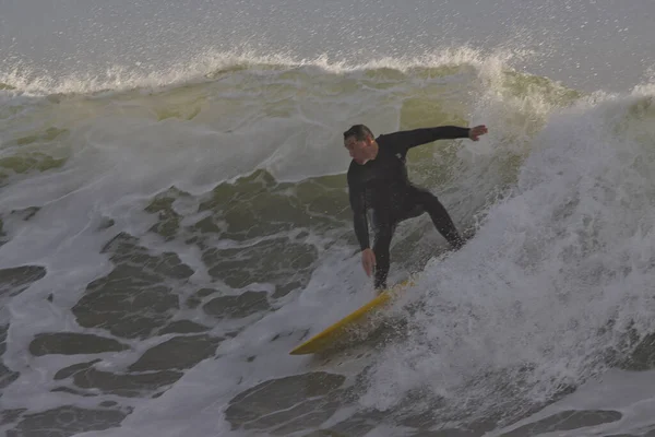 Surfer Sur Les Vagues Hivernales Point Rincon Californie — Photo