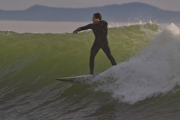 Kaliforniya Nın Rincon Noktasında Kış Dalgalarında Sörf Yapmak — Stok fotoğraf