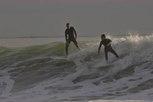 カリフォルニア州のリンコンポイントで冬の波をサーフィン — ストック写真