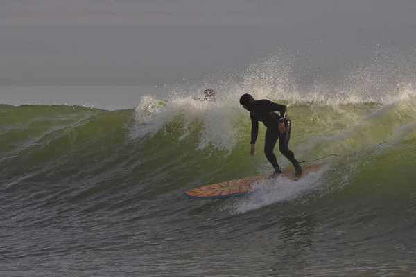 Surfer Sur Les Vagues Hivernales Point Rincon Californie — Photo