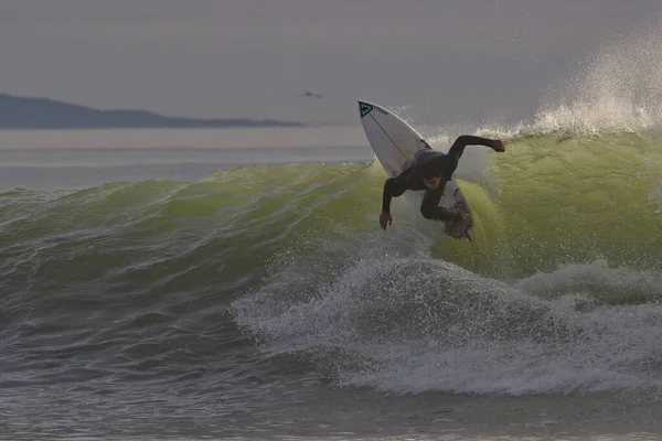 Surfer Sur Les Vagues Hivernales Point Rincon Californie — Photo