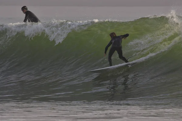 Surfing Κύματα Χειμώνα Στο Σημείο Rincon Στην Καλιφόρνια — Φωτογραφία Αρχείου