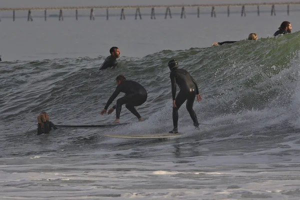 カリフォルニア州のリンコンポイントで冬の波をサーフィン — ストック写真